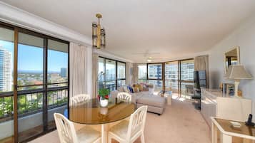 Quarto, 2 quartos | Sala de estar | TV 40 polegadas com canais a cabo, DVD player