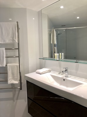 Chambre, 2 chambres | Lavabo de la salle de bain