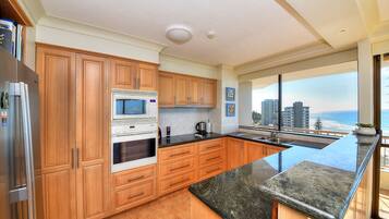 2 Bed/2 Bath Ocean View Deluxe High Floor | Private kitchen