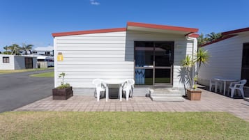Deluxe Kitchen Cabin | Terrace/patio
