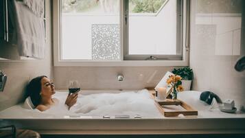 Artículos de tocador de diseñador, secador de pelo, batas, pantuflas