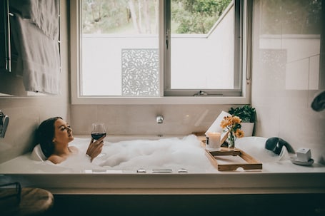 Artículos de higiene personal de diseño, secador de pelo y albornoces. Araluen Lodge Yarra Valley