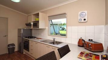 Suite, 2 Bedrooms (Park Motel) | Private kitchen