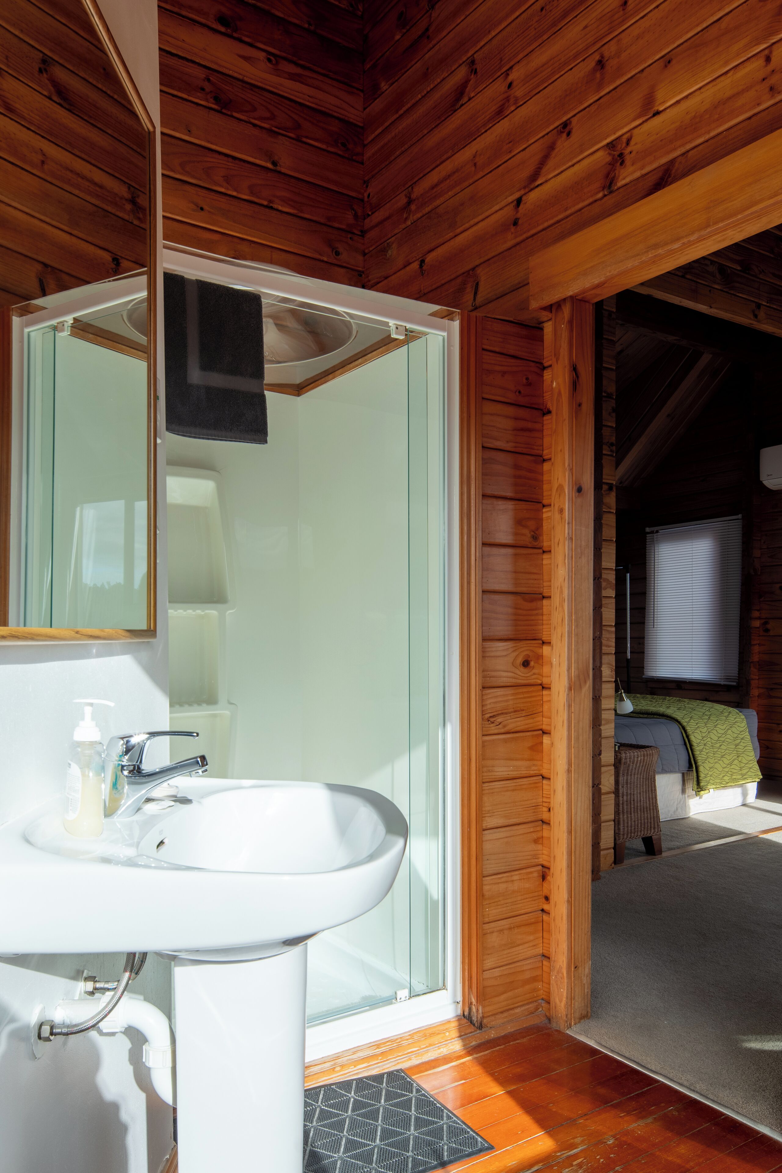 Articles de toilette gratuits, sèche-cheveux, serviettes fournies, savon
