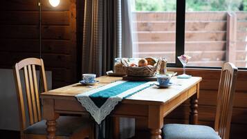 Standaard kamer, niet-roken, kitchenette | Dineren op de kamer