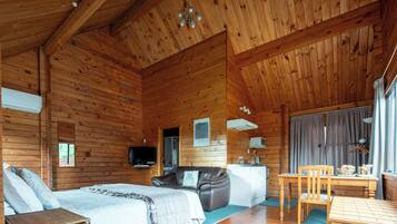 King Spa Chalet B&B | Living area