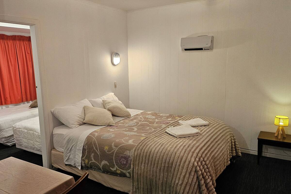 Suíte família, 1 quarto, para não fumantes, cozinha (Family with separate room) | Escrivaninha, ferros/tábuas de passar roupa, Wi-Fi de cortesia