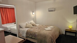 Suite familiar, 1 habitación, no fumadores, cocina (Family with separate room) | Escritorio, tabla de planchar con plancha, wifi gratis y ropa de cama