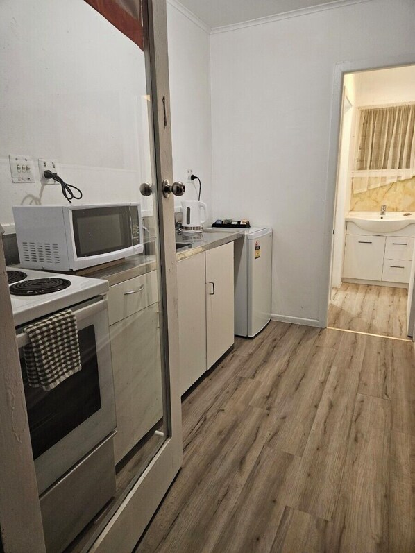 Family Suite, 1 Bedroom, Non Smoking, Kitchen (Family with separate room) | Private kitchen - Park Lodge Motel (Te Awamutu)