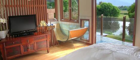 Ropa de cama de alta calidad, escritorio y sistema de insonorización