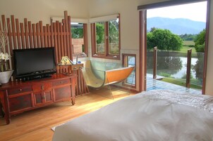 Luxury 3 Bedroom and 2 Bathroom Eco Apartment (Large Apartment + Kitchen) | Premium bedding, desk, soundproofing, iron/ironing board