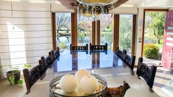 Penthouse Luxury 3 bedroom and 2 Bathroom Eco Apartment (Large Apartment + Kitchen) | In-room dining