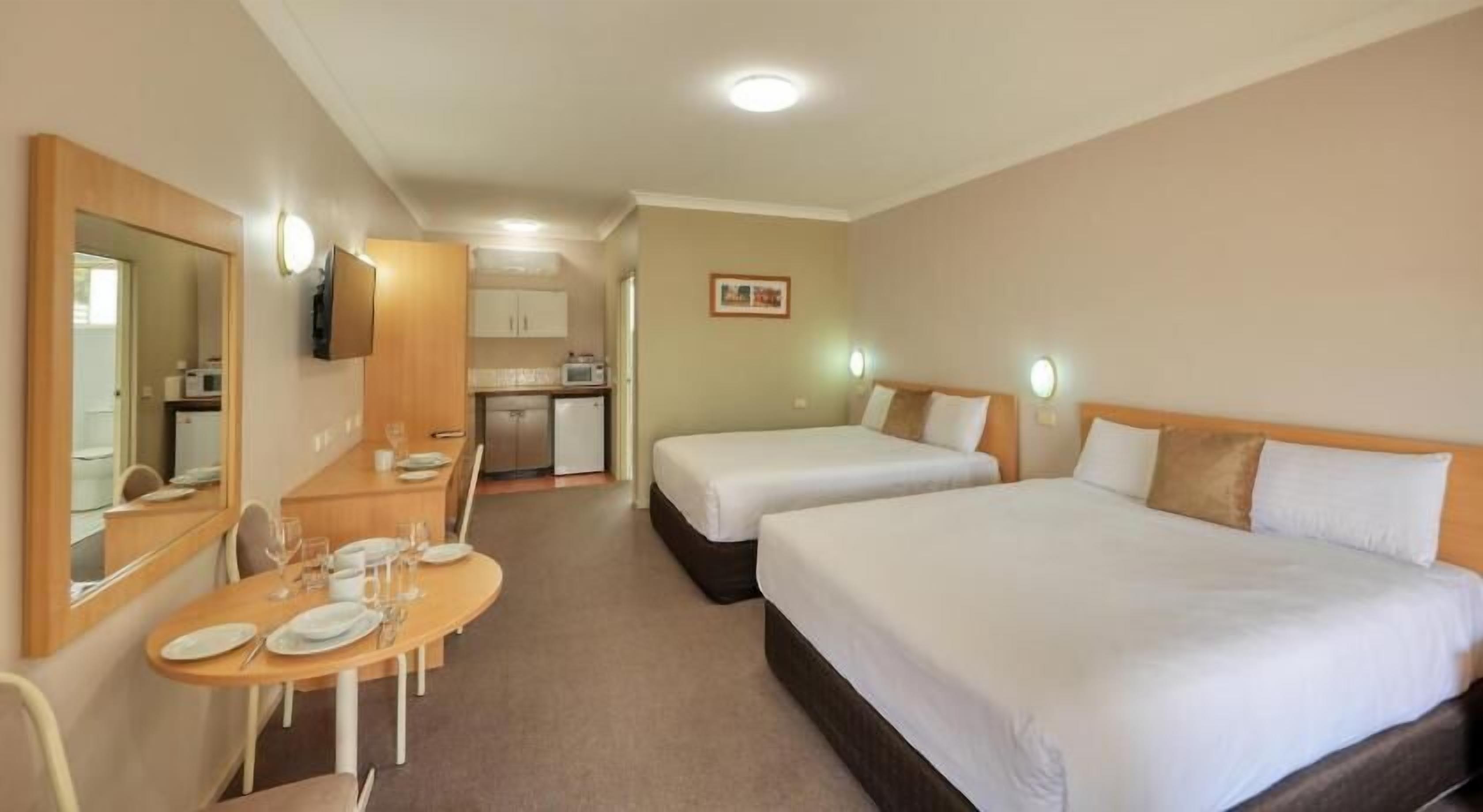 مكتب وستائر تعتيم وتجهيزات عازلة للصوت ومكواة/لوح كي