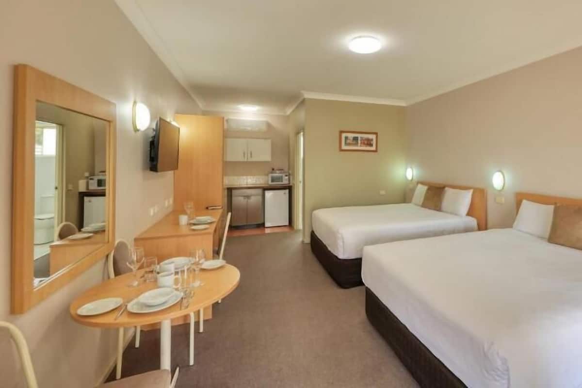 Skrivbord, mörkläggningsgardiner, ljudisolering och strykjärn/strykbräda