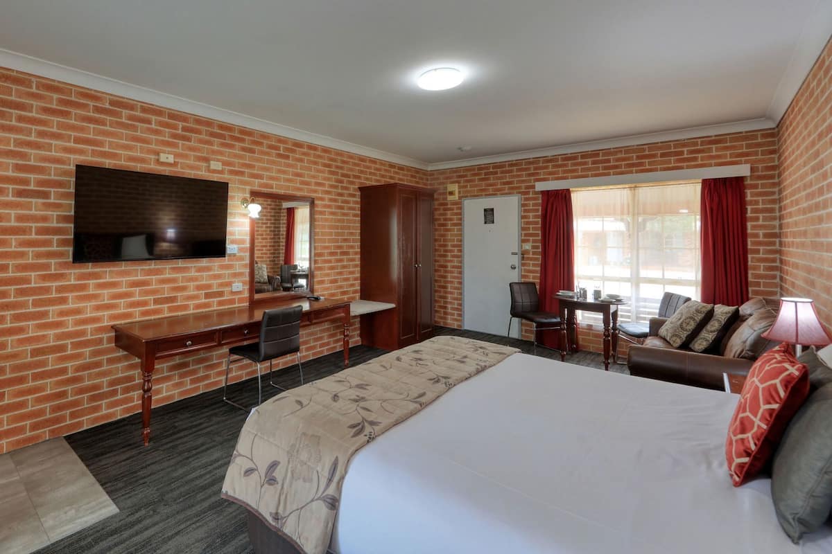 Skrivbord, mörkläggningsgardiner, ljudisolering och strykjärn/strykbräda