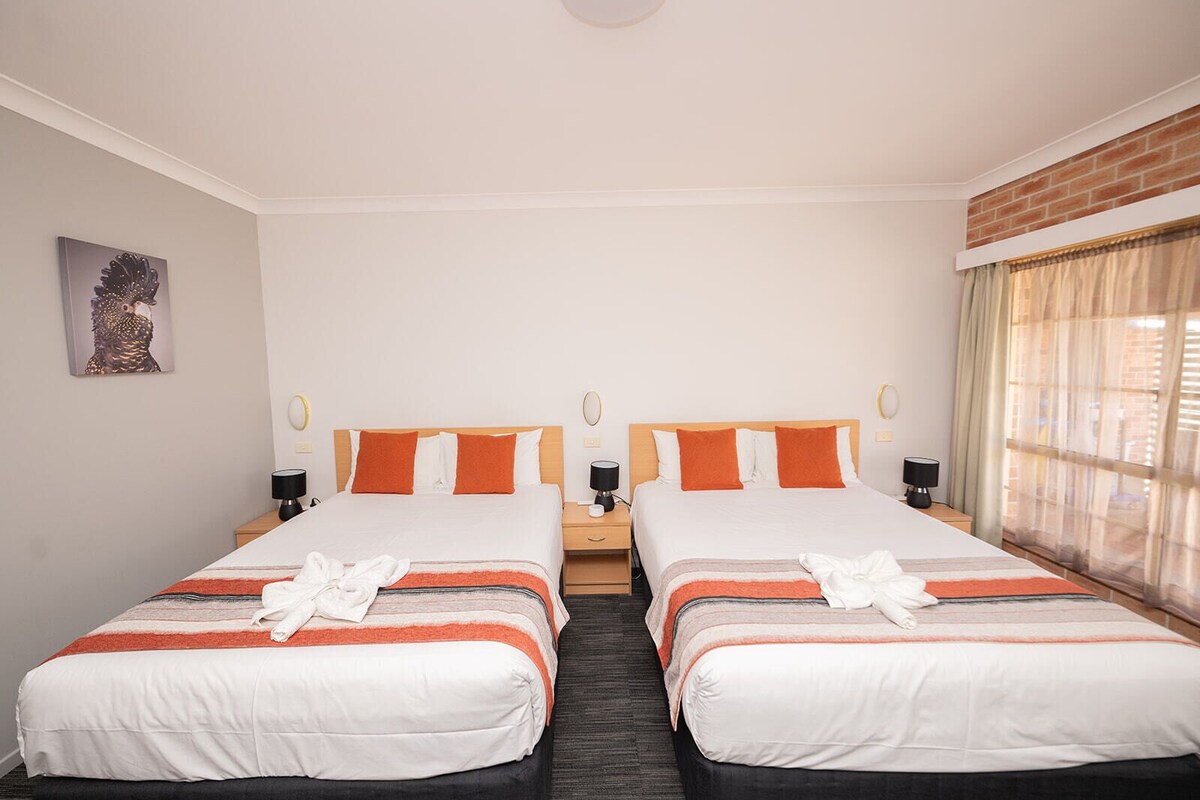 Deluxe Twin kamer | Een bureau, verduisterende gordijnen, geluiddichte muren
