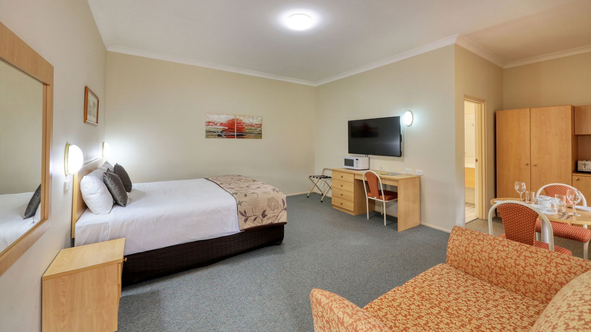 مكتب وستائر تعتيم وتجهيزات عازلة للصوت ومكواة/لوح كي