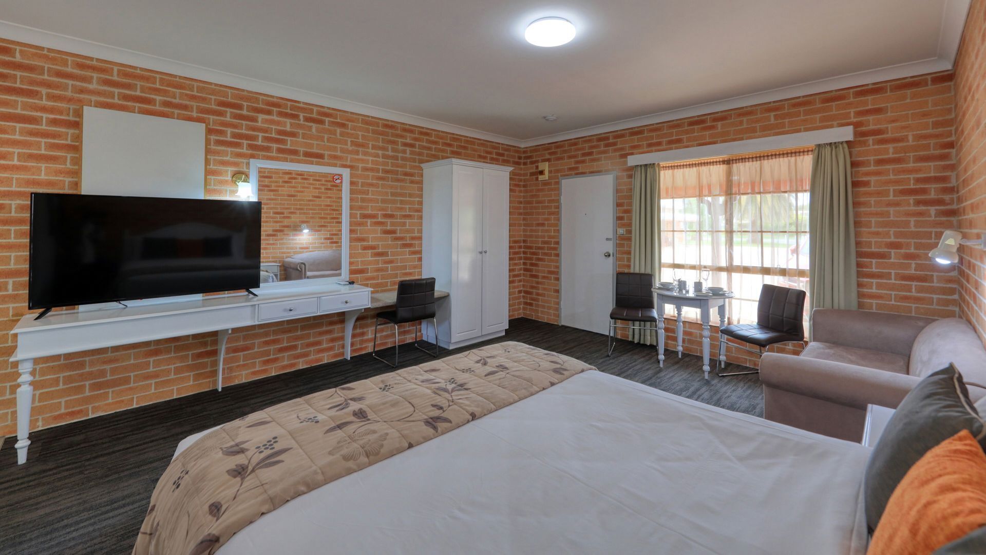 مكتب وستائر تعتيم وتجهيزات عازلة للصوت ومكواة/لوح كي