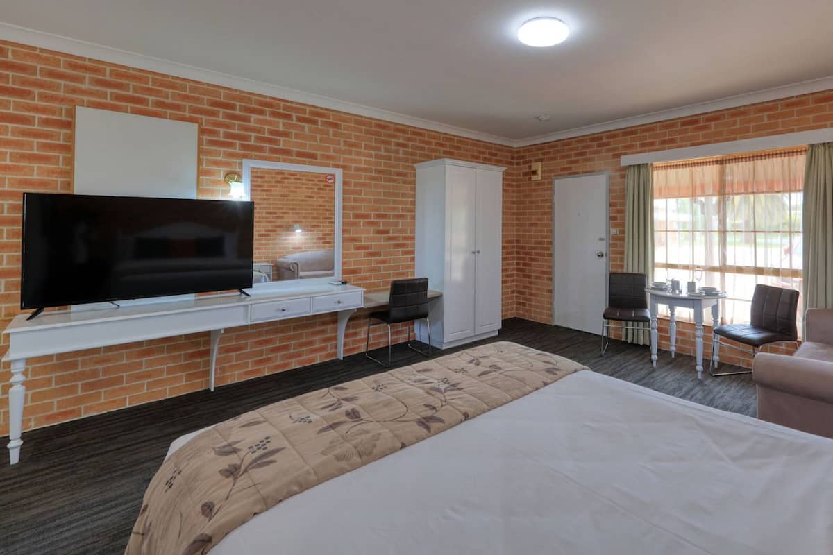 Skrivbord, mörkläggningsgardiner, ljudisolering och strykjärn/strykbräda