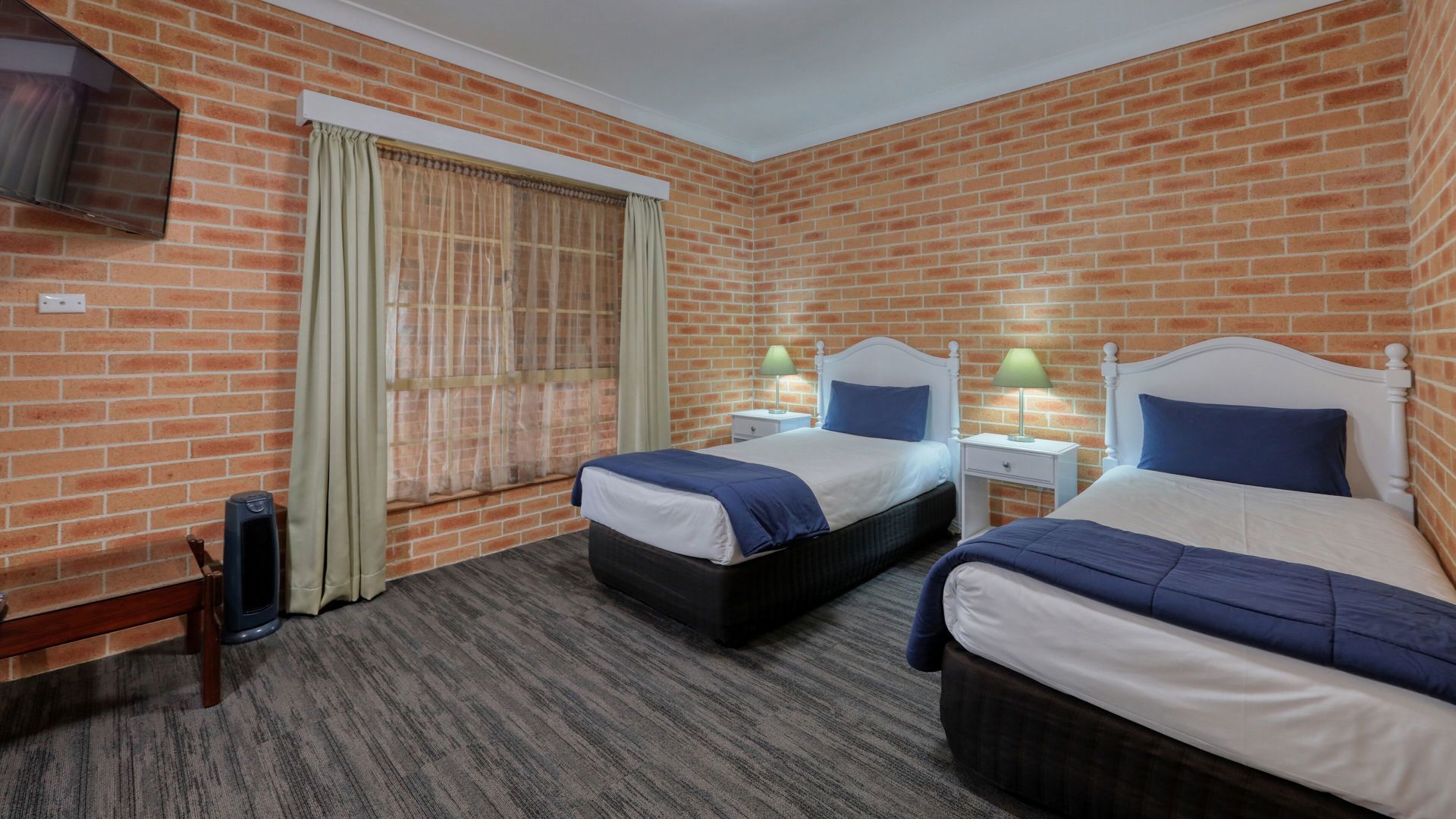 مكتب وستائر تعتيم وتجهيزات عازلة للصوت ومكواة/لوح كي