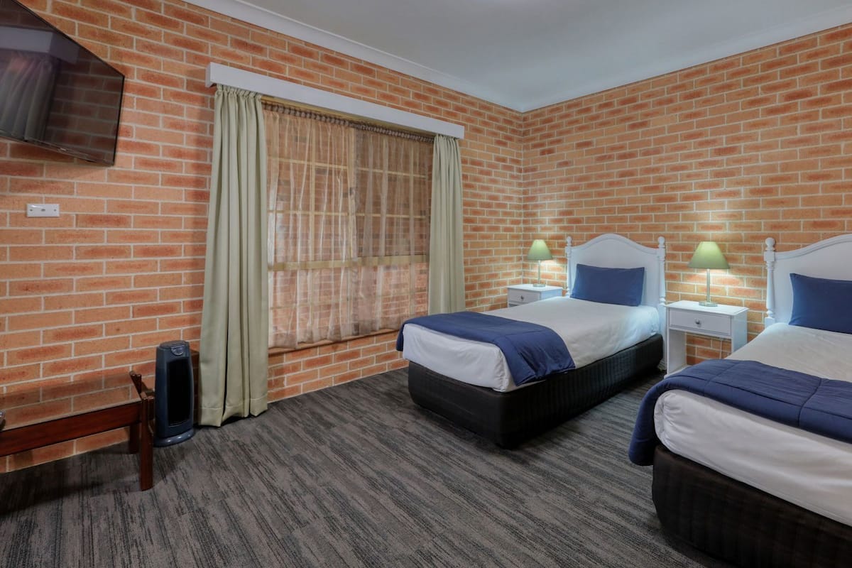 Skrivbord, mörkläggningsgardiner, ljudisolering och strykjärn/strykbräda