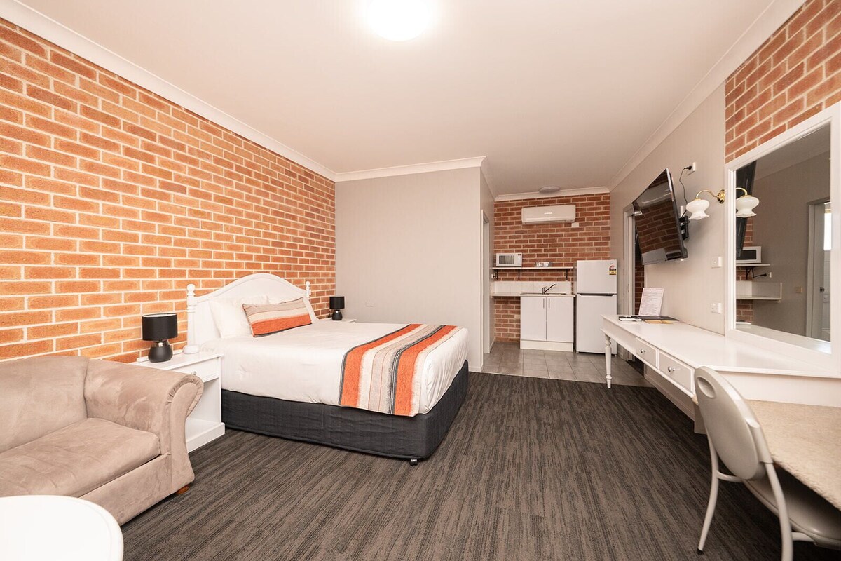 Deluxe vierpersoonskamer, 2 slaapkamers | Een bureau, verduisterende gordijnen, geluiddichte muren