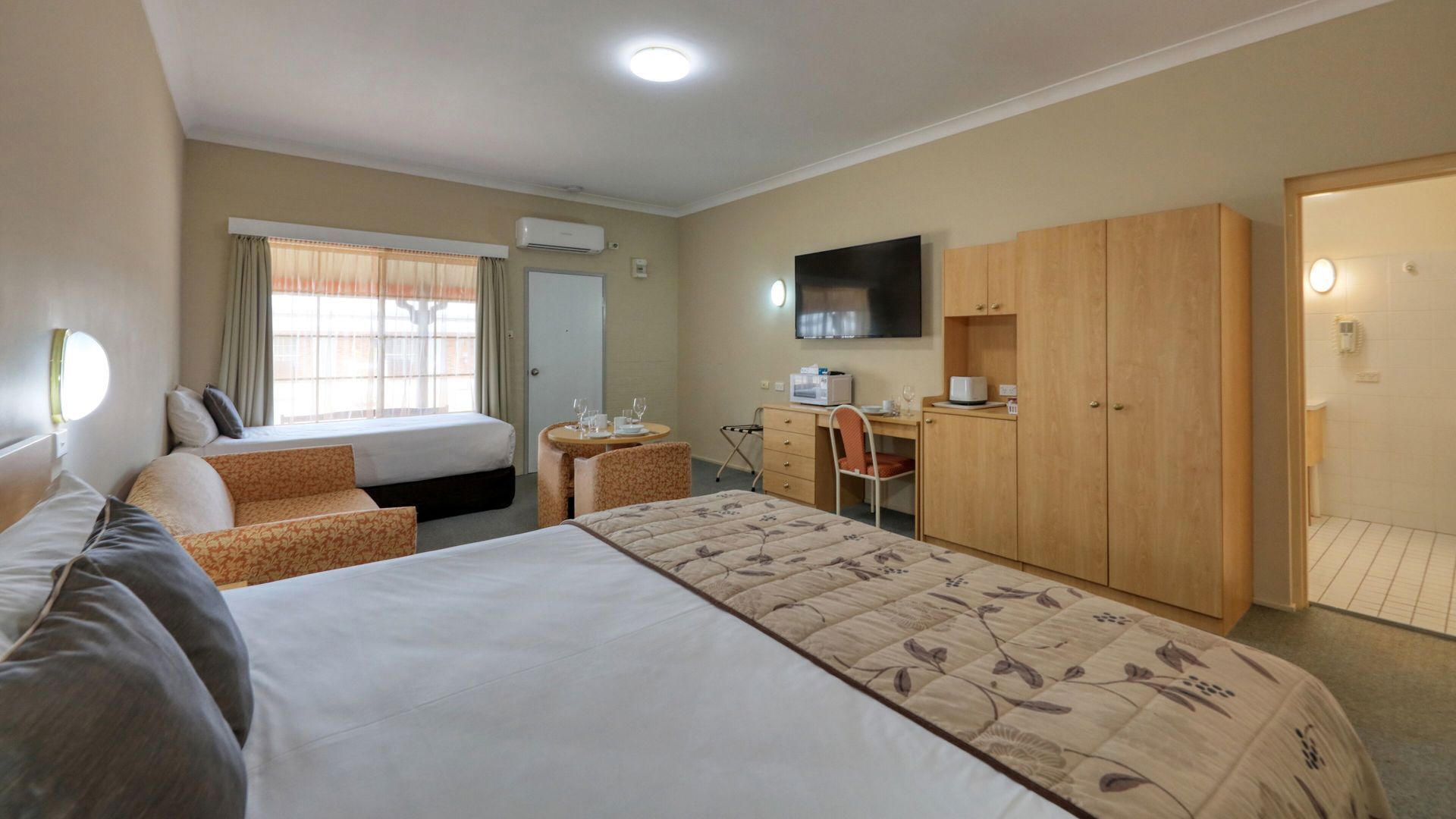 مكتب وستائر تعتيم وتجهيزات عازلة للصوت ومكواة/لوح كي