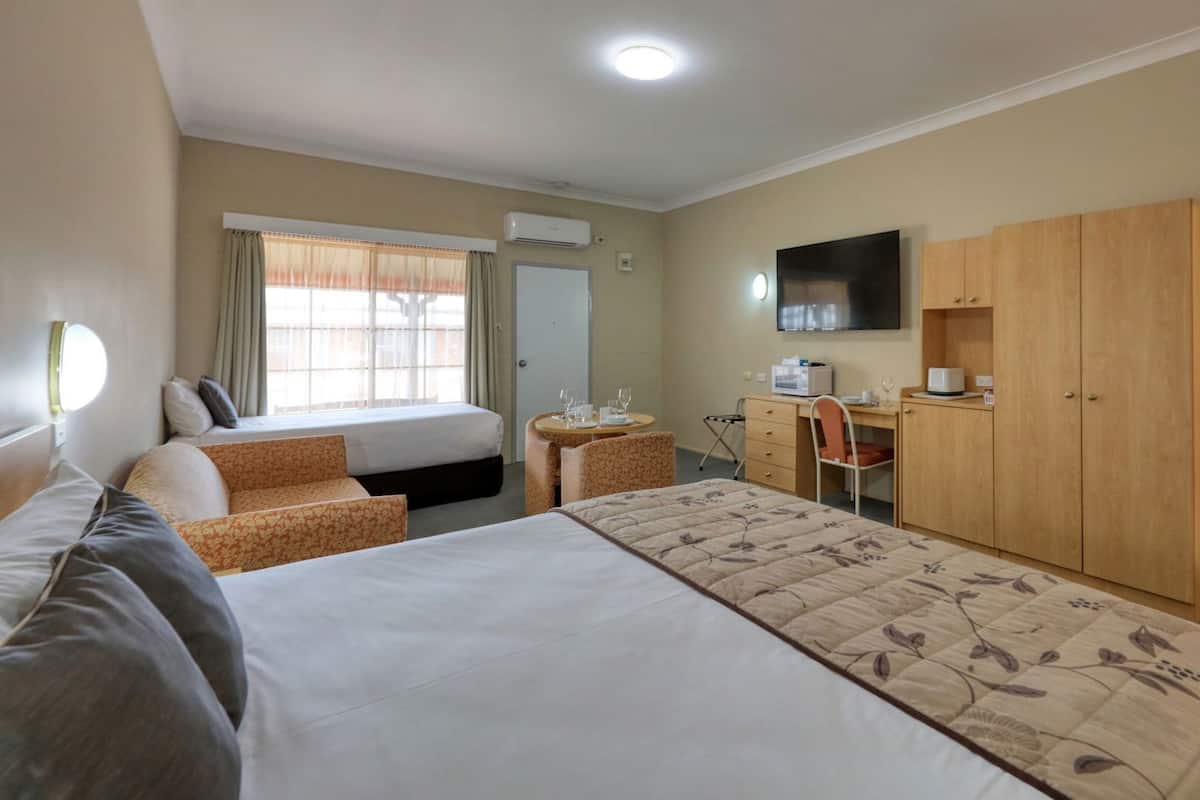 Skrivbord, mörkläggningsgardiner, ljudisolering och strykjärn/strykbräda