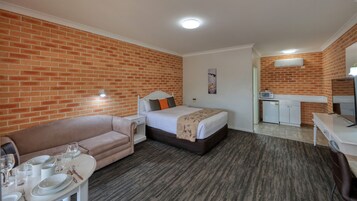 Spa Room | Desk, blackout drapes, soundproofing, iron/ironing board