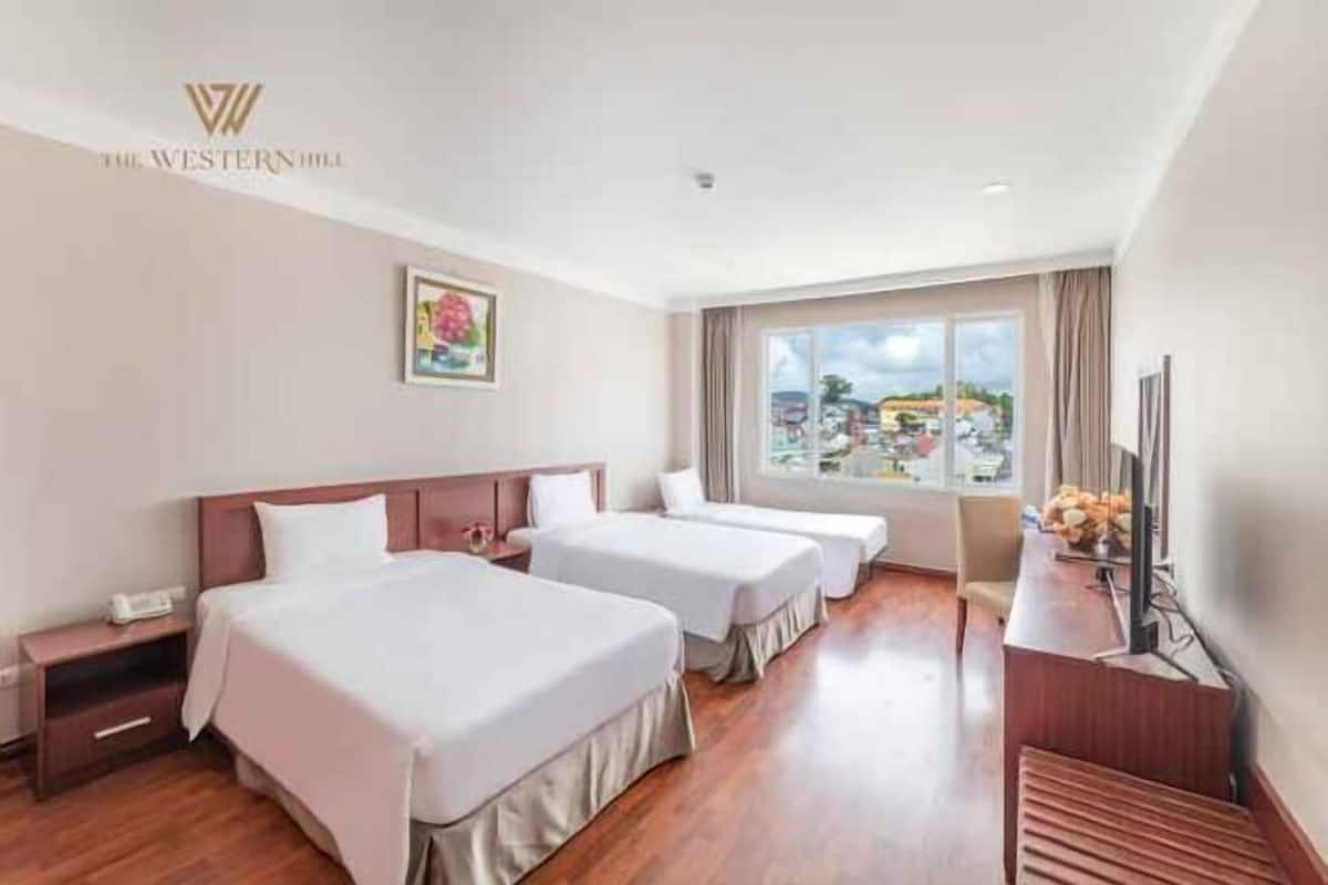 Roupas de cama premium, frigobar, cofres nos quartos