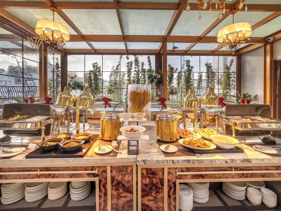 2 restaurants; breakfast, lunch, and dinner served