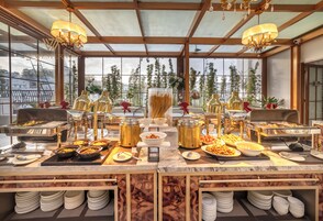 2 restaurantes; se sirve desayuno, almuerzo y cena; cocina internacional