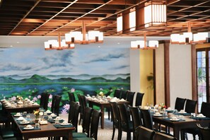 2 restaurantes, se sirven desayunos, comidas y cocina internacional