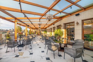 2 restaurantes; se sirve desayuno, almuerzo y cena; cocina internacional