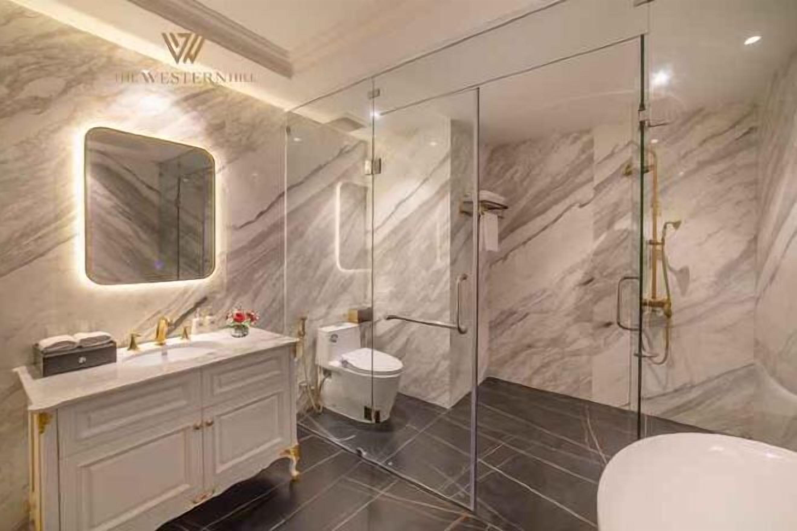 バスルーム | シャワー付き浴槽、デザイナーバスアメニティ、ヘアドライヤー、スリッパ