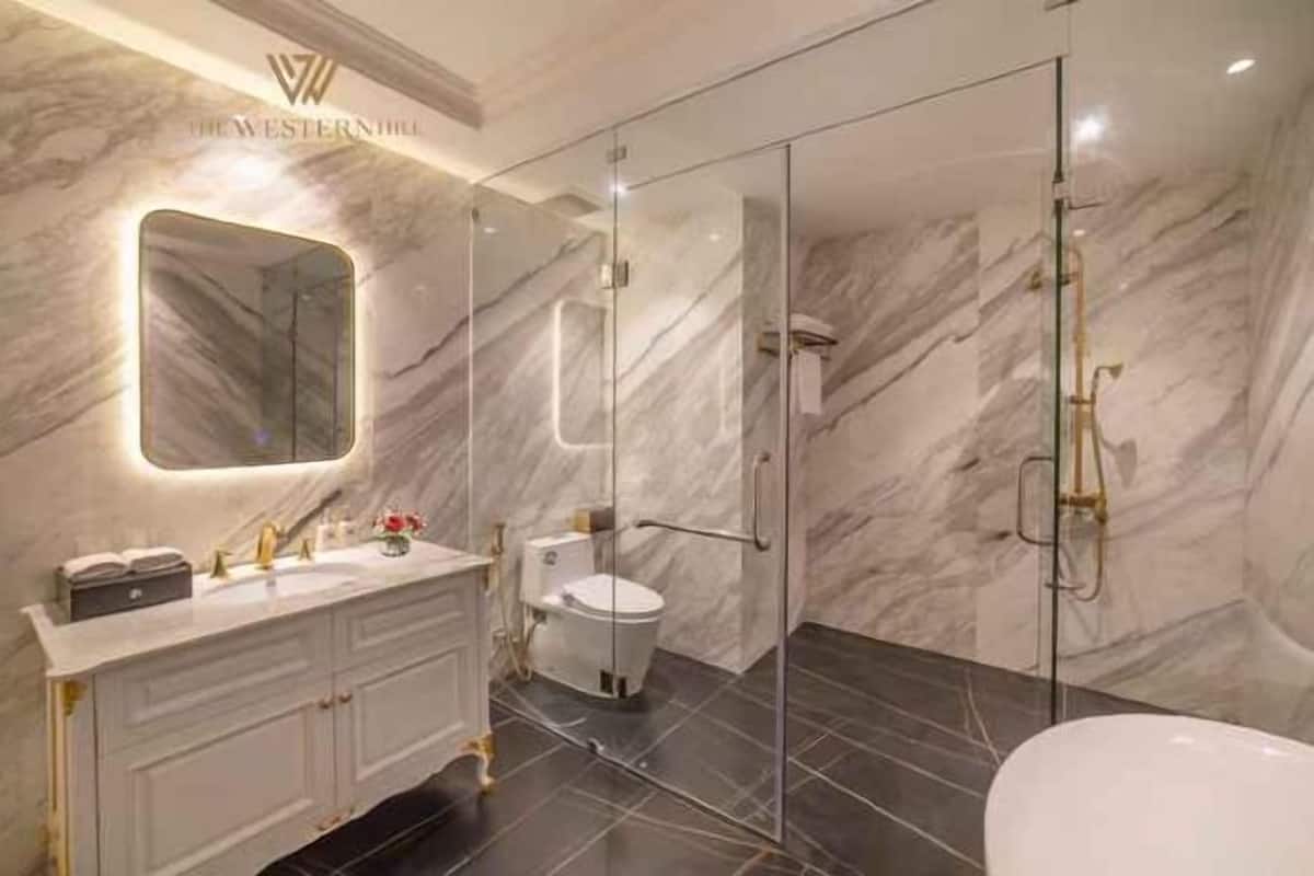 BaƱo | Tina con regadera, amenidades de baƱo de diseƱador, secadora de cabello