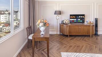 Quarto casal executivo, banheira, vista para a cidade | 1 quarto, roupas de cama premium, frigobar, cofres nos quartos