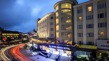 Bagian depan properti - sore/malam