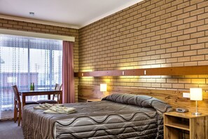 Bureau, rideaux occultants, chambres insonorisées