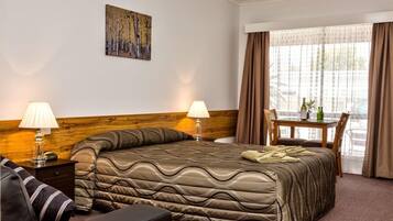 Meja kerja, tirai kedap cahaya, kedap suara, dan setrika/meja setrika