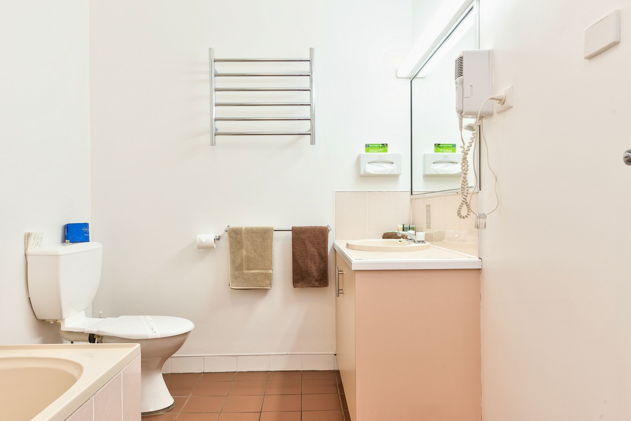 淋浴设施、免费洗浴用品、吹风机、毛巾