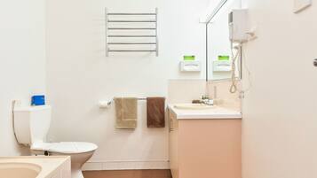 Shower, perlengkapan mandi gratis, pengering rambut, dan handuk