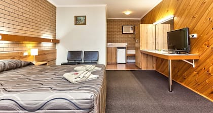 Holbrook Town Centre Motor Inn