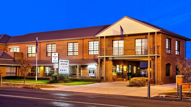 A brick building with a sign indicating 86 Street, 24 Open, and a Town Centre Motor Inn with a vacancy sign. - Holbrook Town Centre Motor Inn (Holbrook)
