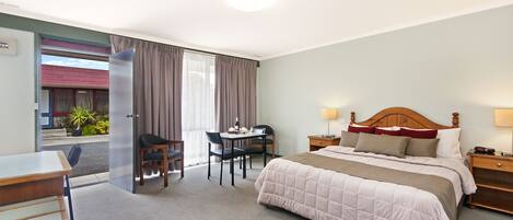 Skrivebord, strykejern/-brett, wi-fi (inkludert) og sengetøy