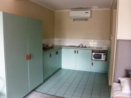 Quarto família, quartos conectados | Cozinha americana privada | Geladeira, micro-ondas, cafeteira/chaleira, chaleira elétrica