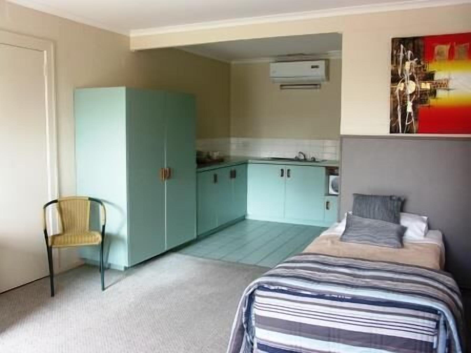 Large Family Room - Interconnecting | Private kitchenette | Fridge, microwave, coffee/tea maker, electric kettle