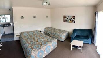 Studio Tiêu chuẩn, không hút thuốc, bếp (Large Studio) | Bàn, phòng cách âm, bàn ủi/dụng cụ ủi quần áo