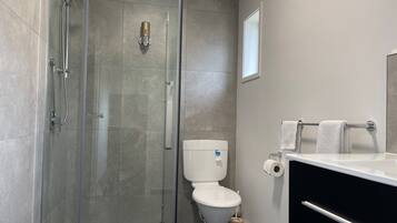 Standard Studio, Non Smoking, Kitchenette (Studio) | Bathroom