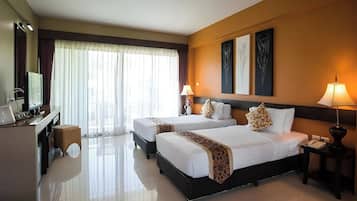 Suite Deluks, 2 Tempat Tidur Twin | Minibar, tempat tidur lipat/tambahan, Wi-Fi gratis, dan seprai linen